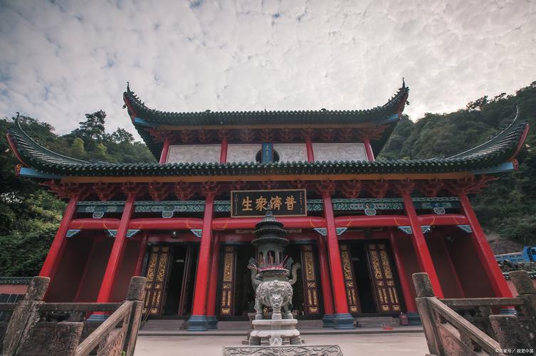 财神课间是衣服的图片 财神课间是衣服的图片
